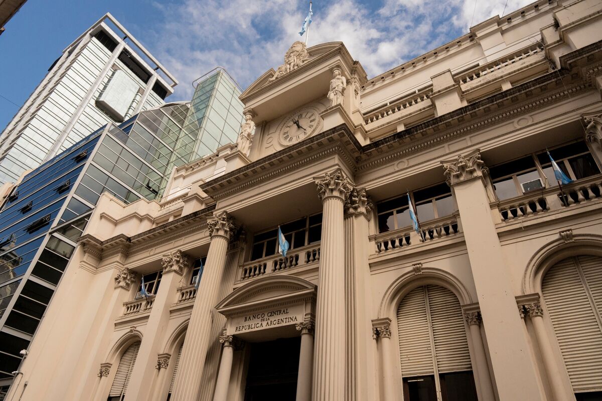 Argentine Bonds Gain as Treasury Buys Pesos at Parallel Rate